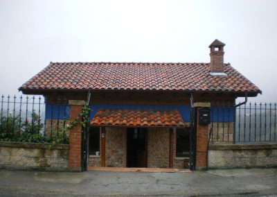 Sustitución de cubierta en vivienda unifamiliar aislada en Las Cabañas Bimenes (Asturias)