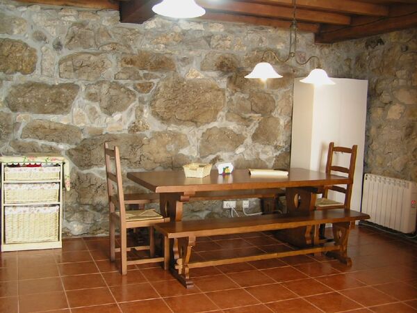 Rehabilitación de casa-cuadra para casa de aldea tres trisqueles en Entrago Teverga