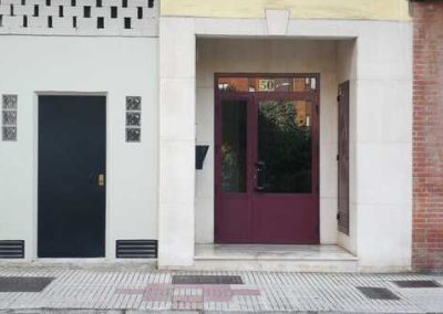 Eliminación de peldaño en acceso a portal de edificio de viviendas en calle Niño Jesús 50 Gijón (Asturias)