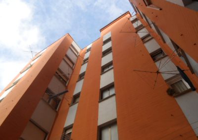 Rehabilitación de fachadas patio interior de edificio de viviendas en calle Ecuador 30, Gijón (Asturias)